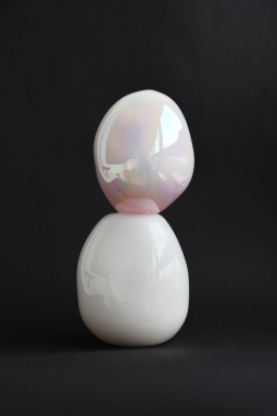 Pearl, 2021, blown glass, luster, 31 x 16 x 15 cm